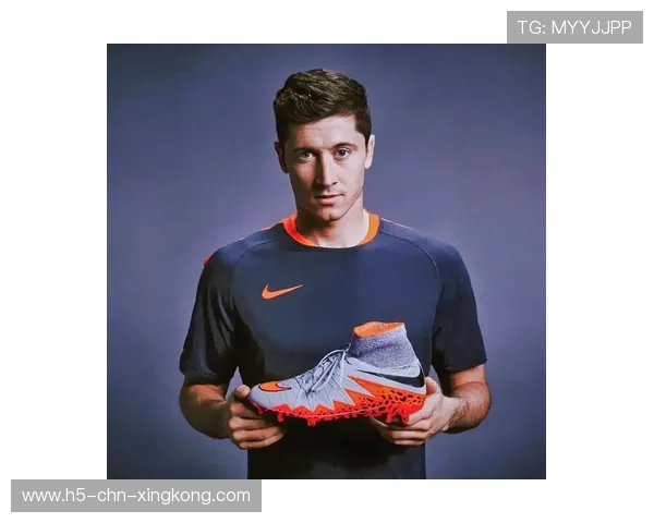 莱万跑出弧形路线接应传球,拜仁锋线跑位体系精准高效 莱万跑出弧形路线接应传球,拜仁锋线跑位体系精准高效