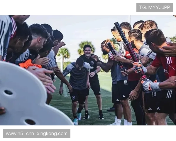 迈阿密国际后台庆祝氛围热烈,梅西与队友尽情欢呼 迈阿密国际后台庆祝氛围热烈,梅西与队友尽情欢呼